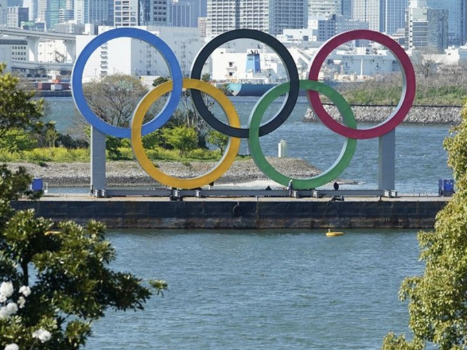 報道指選手以外的奧運相關人員人數減半至大約3萬人。