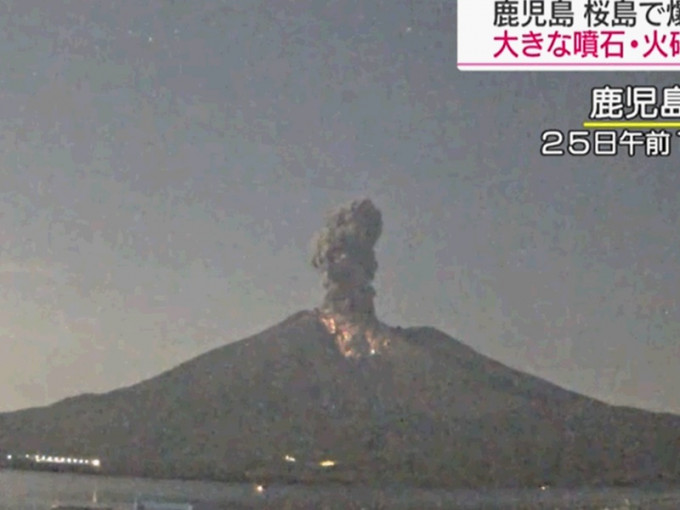 樱岛火山凌晨爆发火山口现阵阵火光。NHK