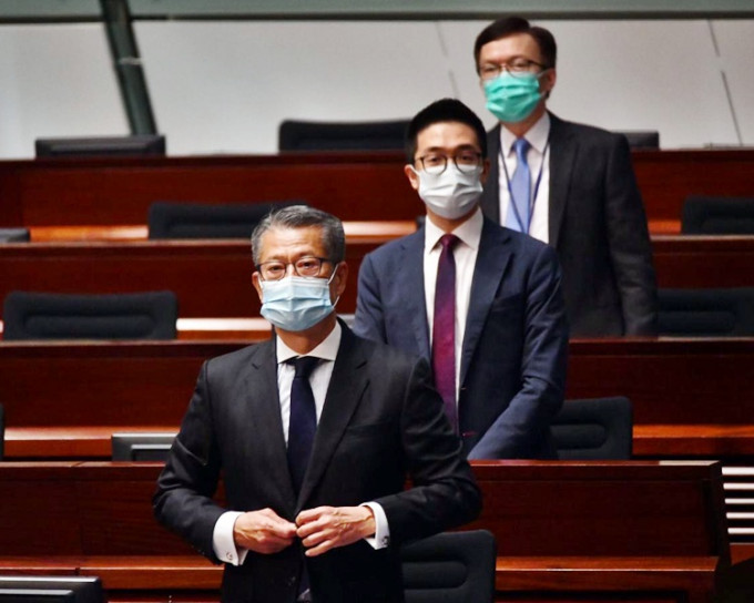 立法會早上續會繼續二讀辯論《財政預算案》，財政司司長陳茂波（前）出席會議。