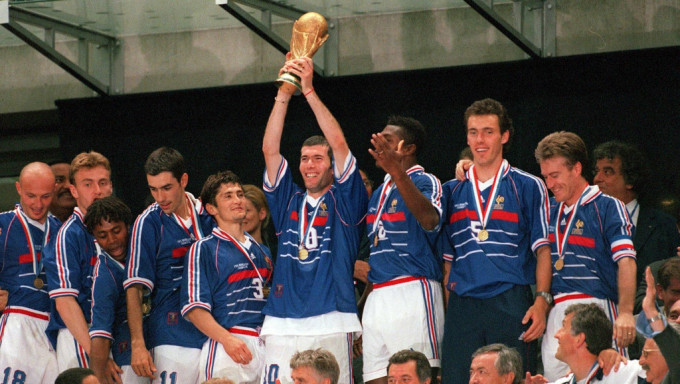 法国足总邀请九八世杯和八四欧国杯冠军队成员出席决赛撑场。网上图片