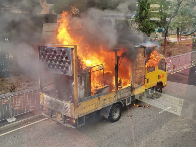 沙田一辆工程车突然起火。FB群组「马路的事（即时交通资讯区）」图片