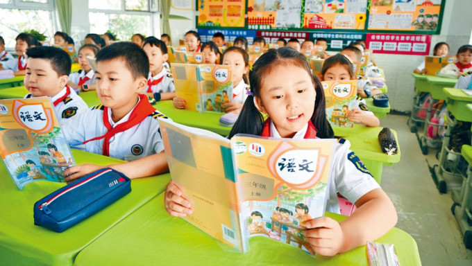 新学年，内蒙古呼和浩特一所小学继续推动汉语教学。