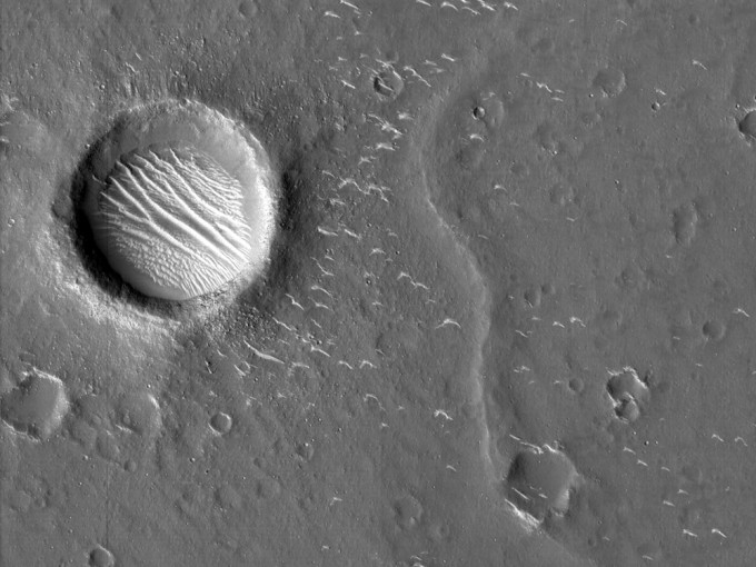 天問一號傳回火星拍攝高清影像。（國家航天局供圖）