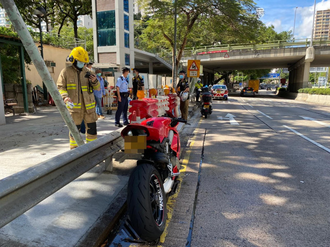 男司機立即將電單車停在路旁。林思明攝