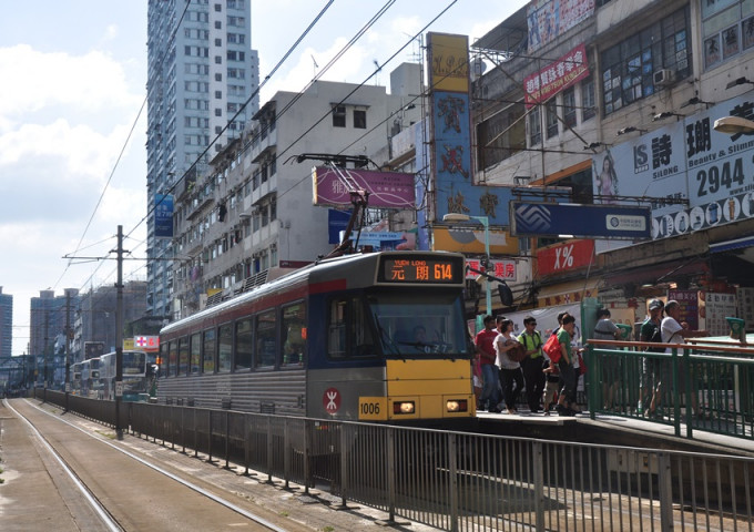 輕鐵康樂路站有裂縫及路軌故障，列車行經會減慢車速。資料圖片