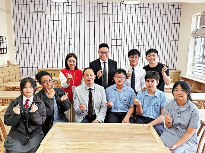 副校長馬志聰（後排左2）以「心靈疫苗」形容「協夢社」，學生通過活動學習新技能，有助提升自信心。