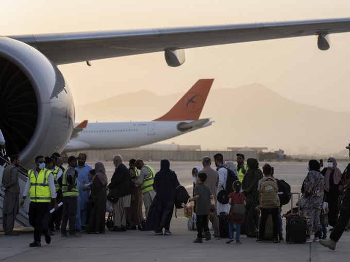 158外国人搭乘卡达航空公司离开阿富汗。AP
