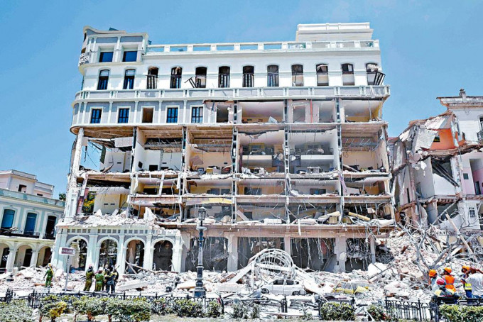 萨拉托加酒店外墙被炸毁。 
