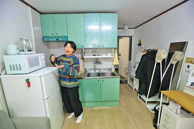 ■首尔一名女子展示其狭窄的半地库房屋。