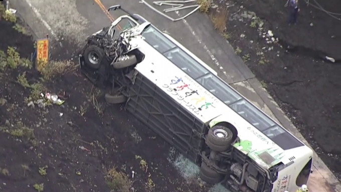 日本富士山观光巴士翻车酿1死3重伤。