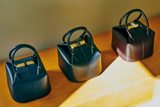 Gabriela Hearst新推的Baez Bag/各/$23,500,以意大利牛皮製作,配以招牌鎖扣。(Lane Crawford)