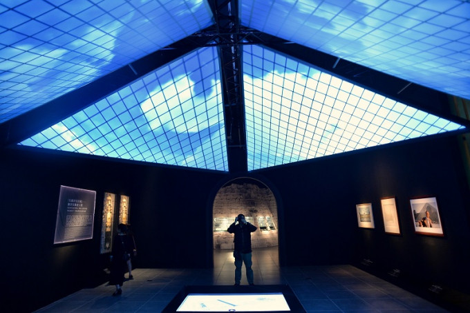 展覽與真正的羅浮宮一樣，先由貝聿銘的金字塔開始。盧江球攝