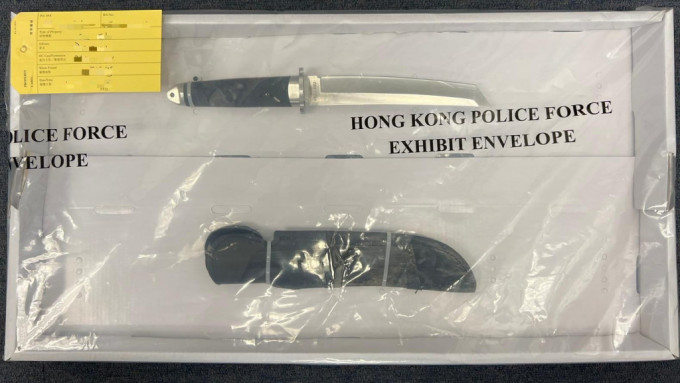 警方于私家车上检获一把约35厘米长的匕首。警方图片