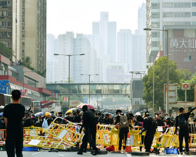 10月1日大批示威者堵塞黃大仙道路。資料圖片