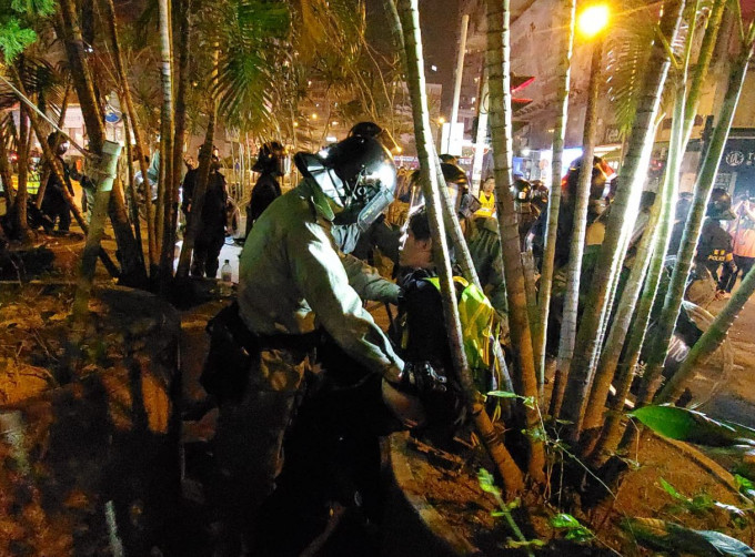警方昨晚出动并驱散示威者。资料图片