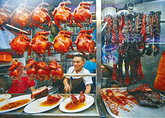 新加坡华埠一家鸡饭店。