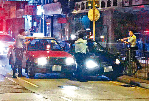 ■三交警「品」字形包圍失車並擎槍喝令司機就擒。