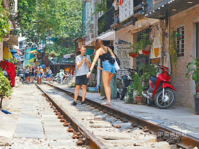 河內市火車街是越南知名旅遊景點，不少西方背包客常來朝聖。