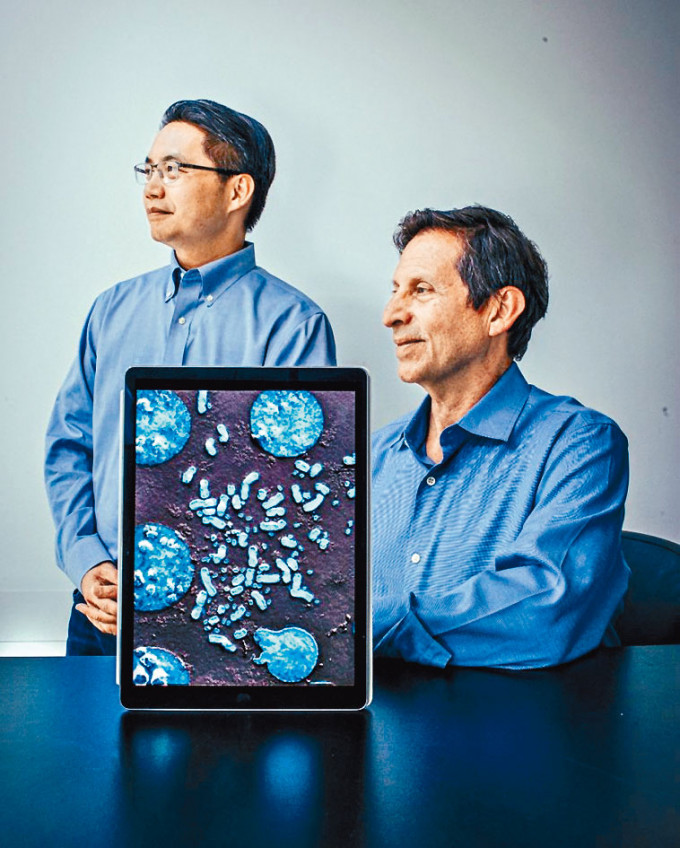 史丹福的米舍爾教授和張元豪博士（左）。