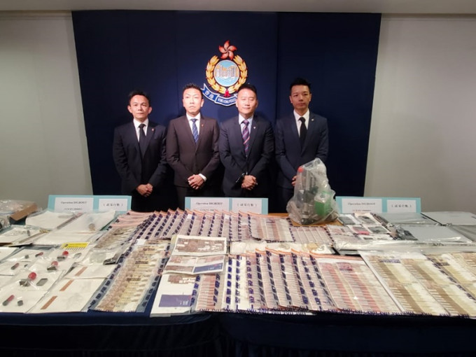警方展示檢獲的假鈔約值22萬元。