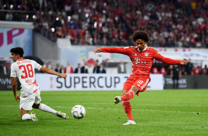 辛尼（右）在上周的德国超级杯，射入拜仁第五球，锦上添花。Reuters