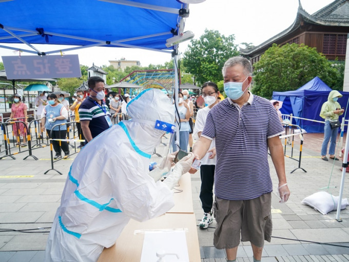 江苏扬州主城区今日开展第4轮大规模核酸检测。新华社