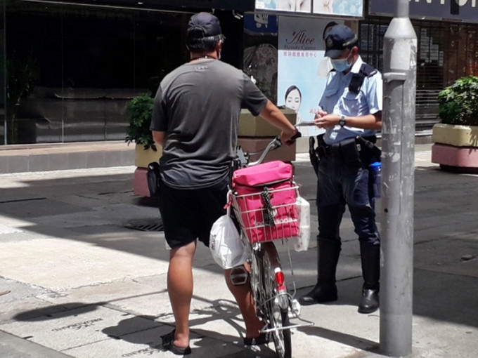 元朗警區一連3日在區內多個黑點進行單車安全執法行動。警方圖片