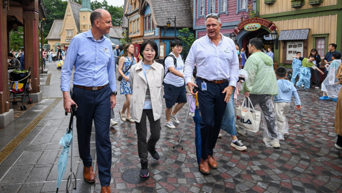 沈凤君（中）视察景点在黄金周的人流管理及旅客活动情况。政府新闻处