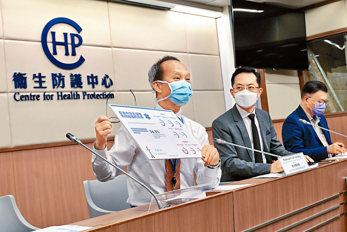 刘宇隆（左）认为，长者可以考虑接种科兴疫苗。　
