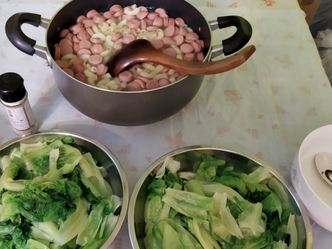 網民分享七夕晚餐只有一煲腸仔通和生菜。西環變幻時FB
