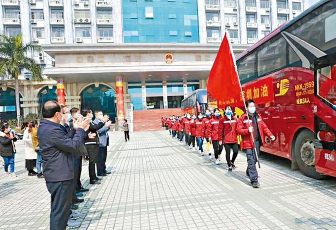 廣西三十多位醫護赴深圳協助抗疫。