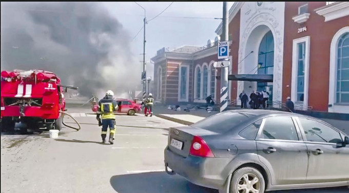 烏東克拉馬托爾斯克市火車站周五遭導彈襲擊，現場冒出大量黑煙。