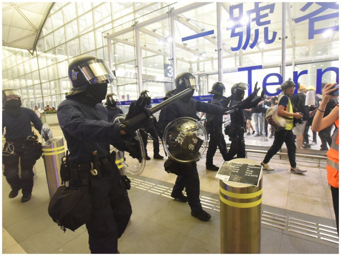 警方指该批警员属于机场特警，当时未赶及换上可供识别的制服。资料图片