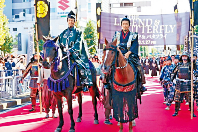 伊藤英明與木村拓哉在「岐阜信長祭」上，進行騎馬巡遊。