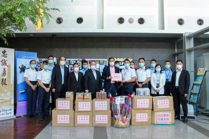 港区省级政协委员联谊会和属会香港政协青年联会，共到访十二间警署，向前綫警务人员送上感谢信和新春礼物。