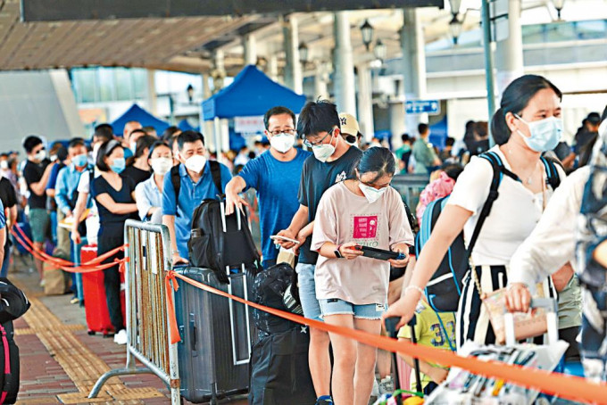 大批市民于深圳湾口岸轮候检测。