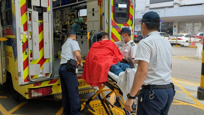 男子清醒，由救护车送院治理。
