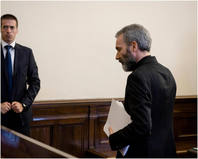 涉案神父卡佩拉(右)被梵蒂冈法庭判囚5年。 AP