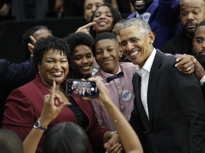 有望成为美国首位黑人女州长的艾布拉姆（左）获前总统奥巴马支持。美联社