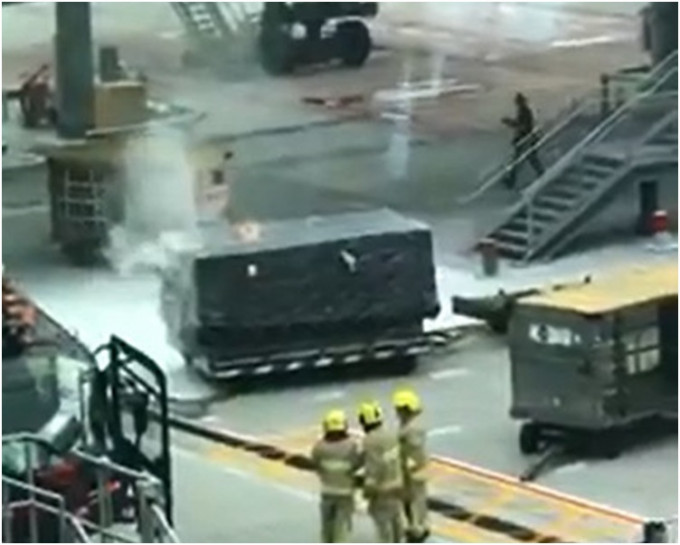 一個運送行李的貨櫃冒出濃煙。圖：網民SK Chu ‎香港突發事故報料區
