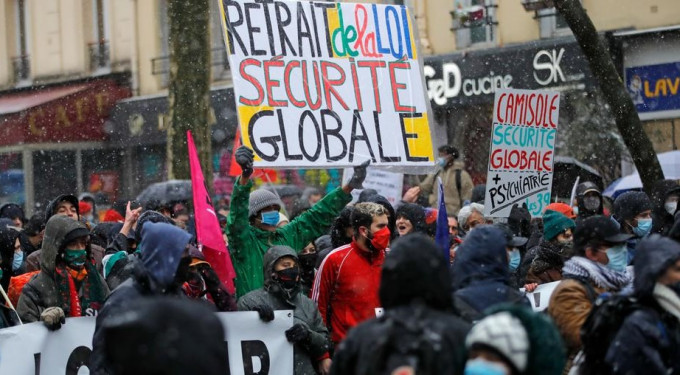 巴黎有大批示威者游行抗议《整体安全法》。