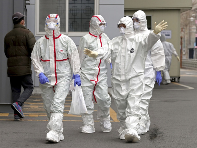 美国拟引用《国防生产法》增防护衣物及口罩等防护装备。AP资料图片