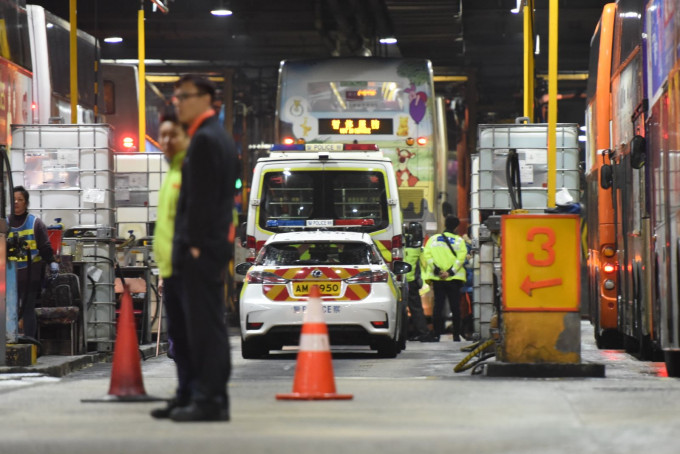 兩輛巴士於九龍巴士車廠倒車生意外，一名技工被夾重傷昏迷。丁志雄攝