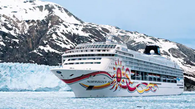 「挪威太阳号」在阿拉斯加撞上冰山，原定行程取消。网上图片