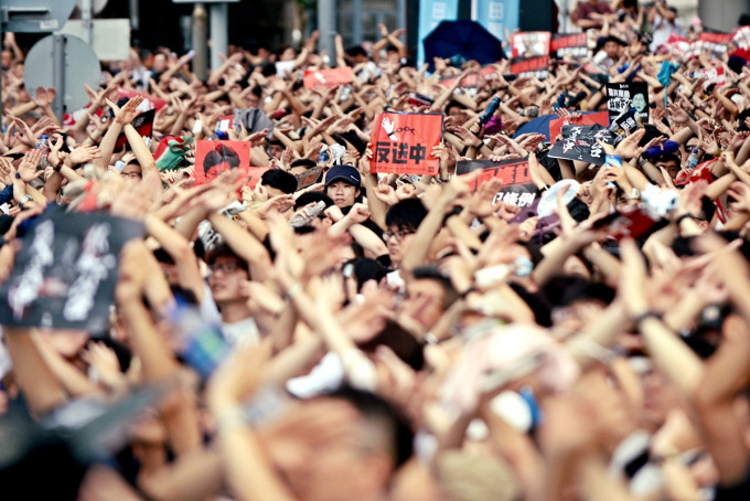 民陣指有103萬人參與遊行。