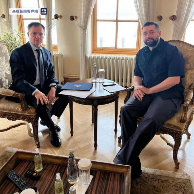 俄羅斯代表團團長梅津斯基（左）與烏克蘭人民公僕黨議會黨團主席阿拉哈米亞（右）舉行一對一會談。