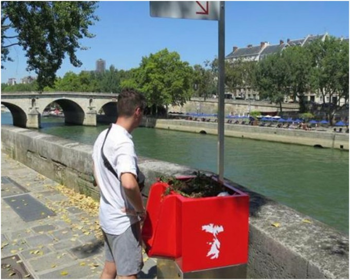 其中一个尿兜设置在圣母院附近，小便时可一边欣赏塞纳河畔风光。图:facebook