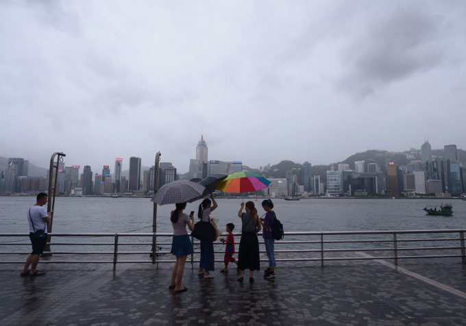 天文台預測本港地區今日多雲，間中有驟雨及雷暴。