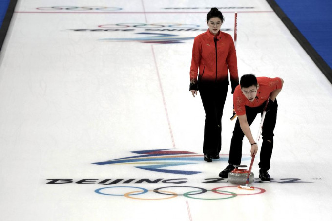 中国组合范苏圆(左)与凌智，战至加时击败平昌冬奥银牌得主，取得开门红。AP