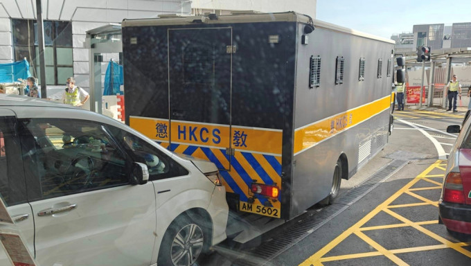 瑪麗醫院私家車撞懲教署囚車 無人受傷